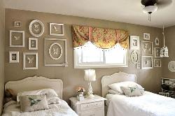 Decorate your wall with beautiful designs of empty frames
