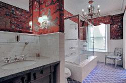 Large rectangular bathroom with Bathroom Lights Gula