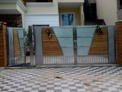 stainless steel door and wood strips design with glass insert in main gate _strip