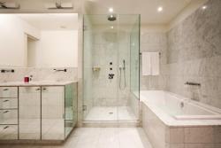 Bathroom of Lo-Scher Loft, New York City Surat city gipson celling dizaines