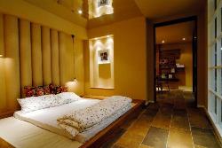 Master bedroom platform bed and lighting design Interior Design Photos